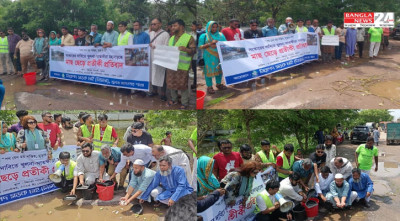 খুলনা- সাতক্ষীরা মহাসড়কে মাছ ছেড়ে নিসচার প্রতীকী প্রতিবাদ